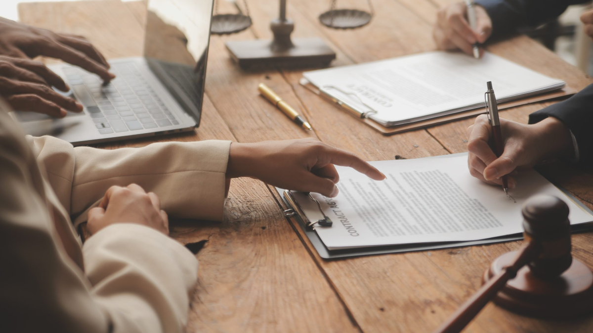 Good service cooperation, Consultation of Businesswoman and Male lawyer or judge counselor having team meeting with client, Law and Legal services concept.